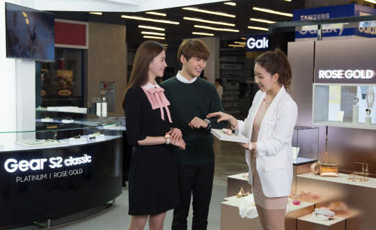 삼성전자는 스마트워치 '기어S2 클래식'의 로즈골드, 플래티넘 모델 출시를 기념해 오는 14일까지 삼성동 코엑스몰에서 소비자 체험공간인 '프리미엄 쇼룸'을 운영한다고 밝혔다. 쇼룸 운영자가 새 모델을 설명하고 있다. <삼성전자 제공>